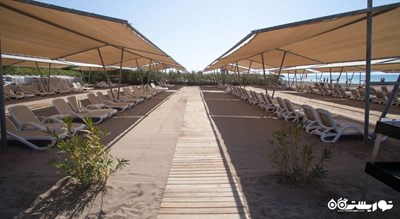 تخت های حمام آفتاب کنار ساحل هتل